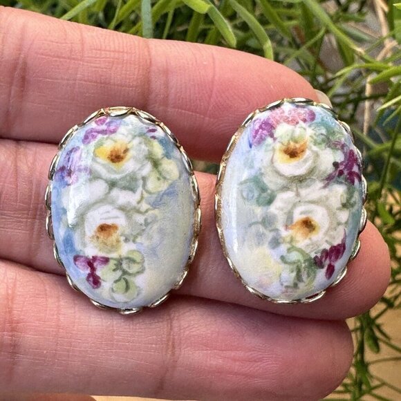 VTG Earrings 3/4" Clips Porcelain Oval Shape Flowers‎ Gold Tone Victorian Style - Picture 1 of 7